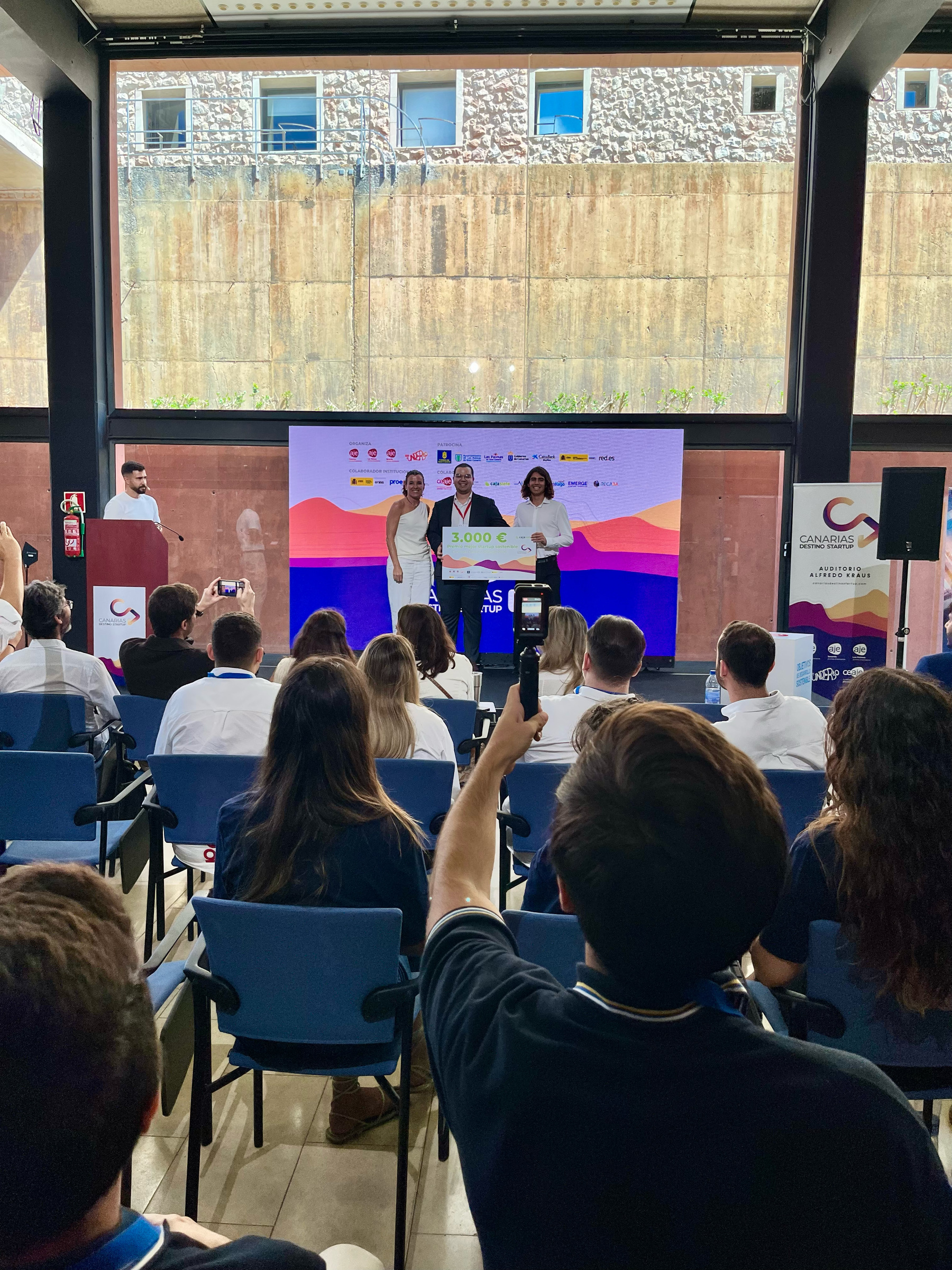 El momento del premio a PyroScan, visto desde el público