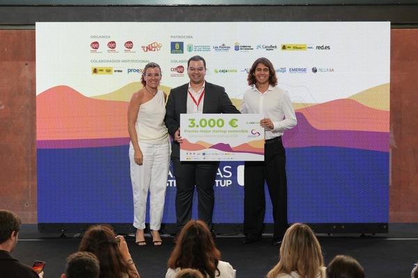 Entrega a PyroScan del premio de Cajasiete a la Mejor Startup Sostenible
