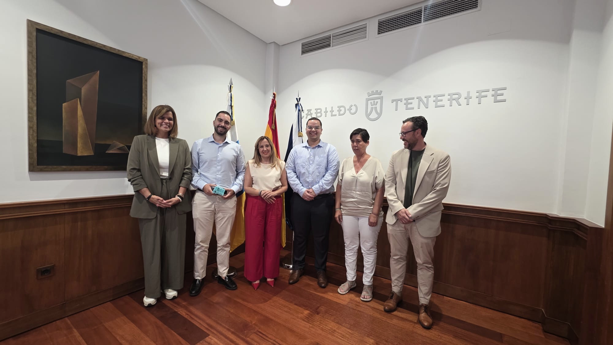 Fotografía de grupo durante el encuentro del equipo en el Cabildo de Tenerife